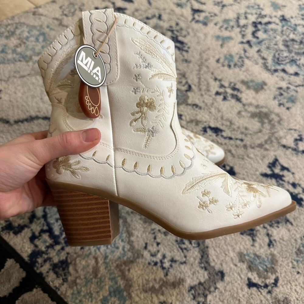 MIA Western style booties sz 7M